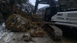 7 машини работят по разчистването на падналата скална маса на път III-866 Стойките - Широка лъка. Частично е възстановено движението, екипи на ОПУ- Смолян продължават усилено да работят в участъка