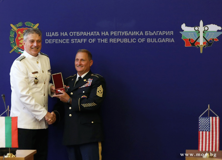 Началникът на отбраната адмирал Емил Ефтимов награди главния сержант на Сухопътния компонент на Националната гвардия на Тенеси Майкъл Джентри Началникът на отбраната адмирал Емил Ефтимов награди главния сержант на Сухопътния компонент на Националната гвардия на Тенеси Майкъл Джентри