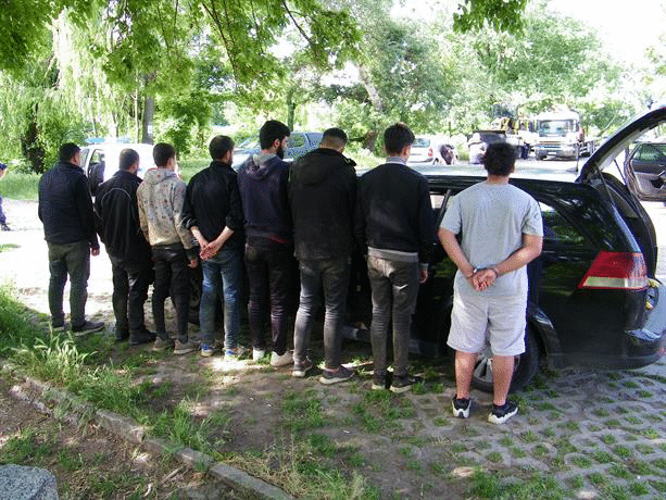 В РД “Гранична полиция“-Елхово са задържани след преследване двама каналджии с незаконни имигранти