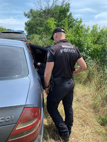 Задържан е 54-годишен криминално проявен софиянец, превозвал бежанци