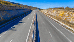 От утре до 16 октомври движението при 22-и и 27-ми км на АМ „Хемус“ ще се осъществява в активните и аварийните ленти. Шофирайте внимателно!