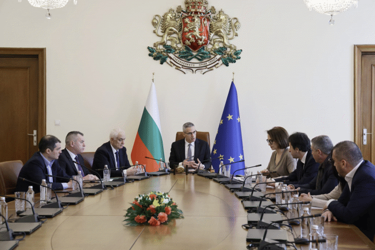 Премиерът Андрей Гюров: Фокусът ни е извеждането на българските граждани от зоната на конфликта