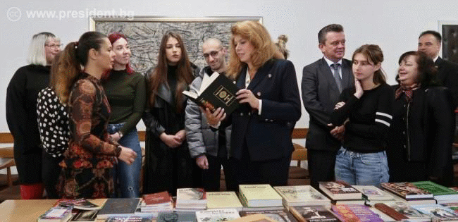 Книги на български класици подари вицепрезидентът Йотова на лектората по български език в Загребския университет Книги на български класици подари вицепрезидентът Йотова на лектората по български език в Загребския университет