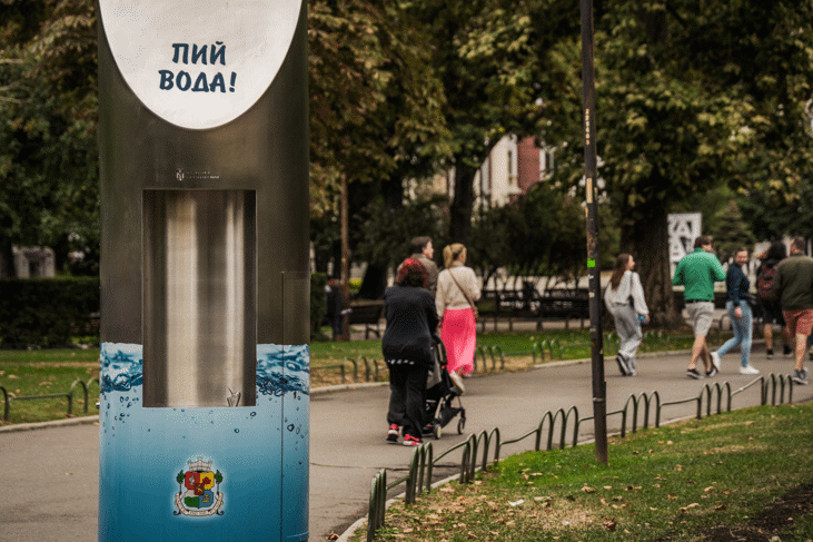 Поредна иновативна чешма беше монтирана до фонтаните пред Народен театър „Иван Вазов“ в София