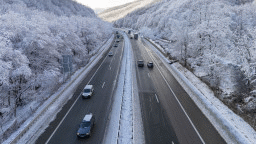 Републиканските пътища са почистени и проходими, трафикът преминава без ограничения при зимни условия, работата продължава като 424 машини са на терен. Шофирайте внимателно!