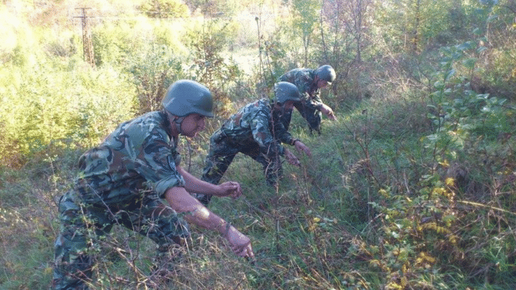 Продължават действията на военнослужещи от Сухопътните войски по прочистване на територията край завод „Миджур“