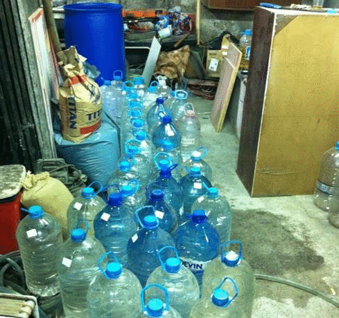 Полицаи от ОДМВР-Пазарджик откриха близо 3000 литра незаконно произведен алкохол