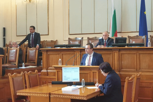 Министър Иванов към народните представители: Подкрепата на вота на недоверие е хвърляне на държавата в хаос