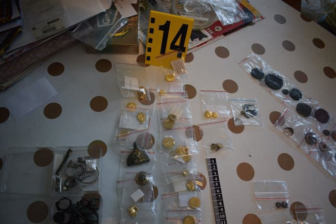 Криминалисти на ОДМВР-Стара Загора откриха и иззеха голямо количество предмети с висока културно-историческа стойност