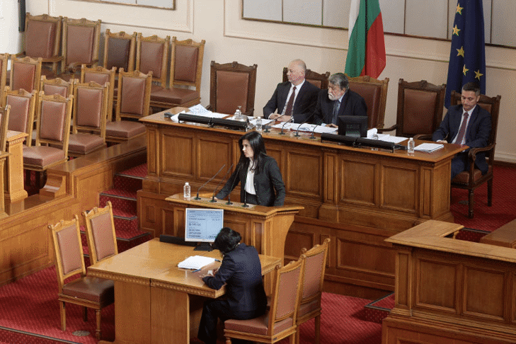 Народното събрание задължи Министерския съвет в срок от седем дни да внесе в парламента законопроектите, необходими за изпълнение на междинните етапни цели по Националния план за възстановяване и устойчивост
