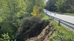 Започна аварийното укрепване на участъка от път I-5 Русе - Бяла в близост до село Обретеник