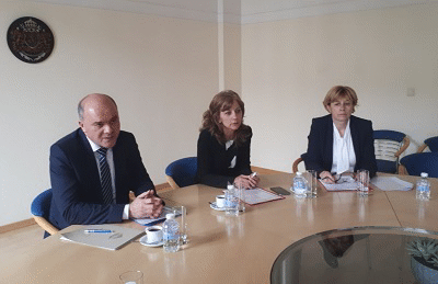 Министър Петков се срещна с родители на деца с увреждания