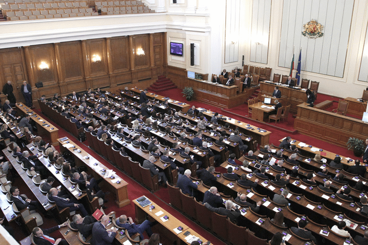 Осиновител на дете до петгодишна възраст да е с право на отпуск от 365 от деня на осиновяването, реши парламентът с приетите промени в Кодекса на труда