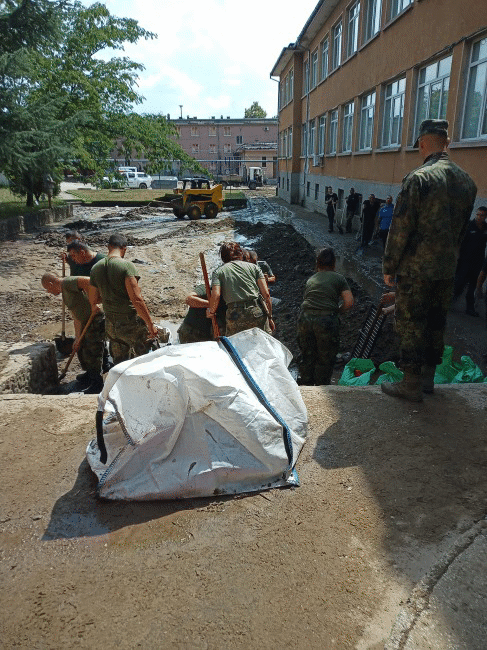 61-а Стрямска механизирана бригада оказва помощ за възстановяване от наводнението в Карлово