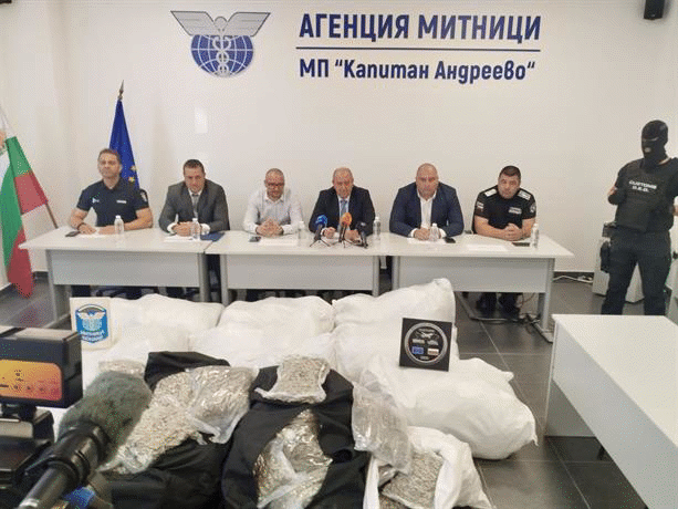 Предотвратен е трафик на близо 740 кг марихуана на стойност около 12 милиона лева през ГКПП „Капитан Андреево“, задържан е чужд гражданин