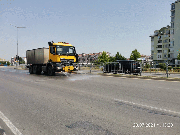 Продължава оросяването на столични улици поради горещините