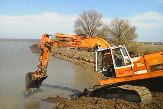 Тежка техника на Напоителни системи разчиства напоителен канал при село Кукорево