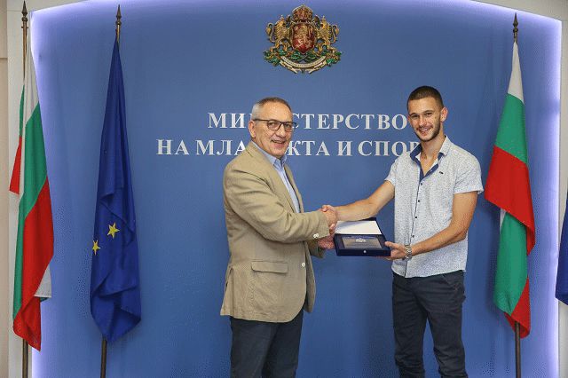 Министър Кузманов награди медалистите от Европейските първенства по лека атлетика за младежи и девойки под 20 и под 23 години