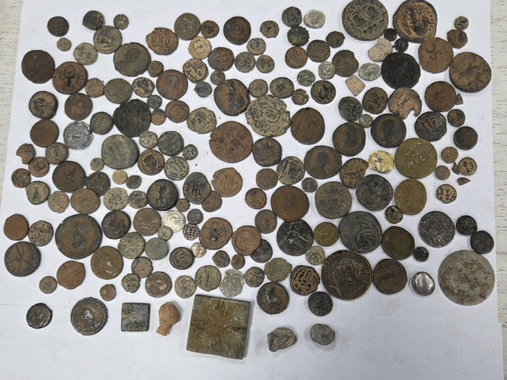 Голямо количество старинни монети и предмети задържаха на МП Капитан Андреево