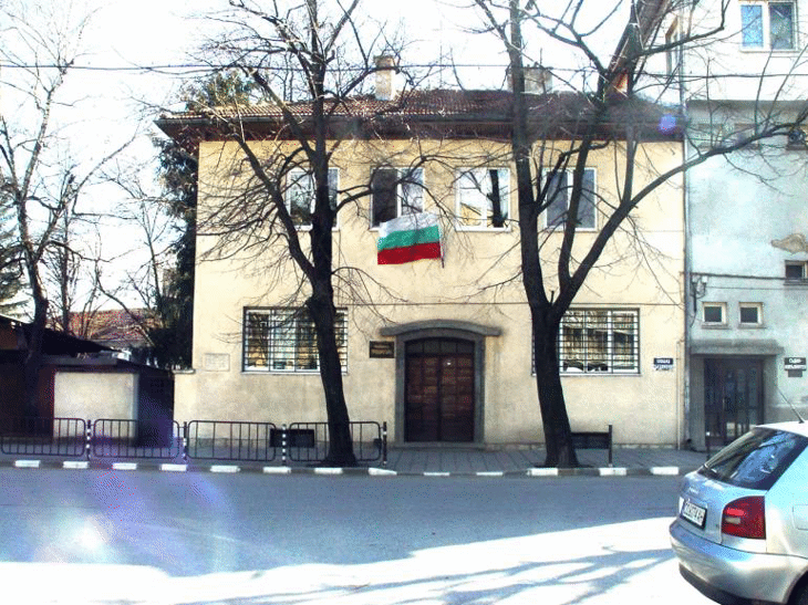 По искане на Районна прокуратура – Ихтиман, съдът остави в ареста майка, упражнила насилие над малолетното си дете