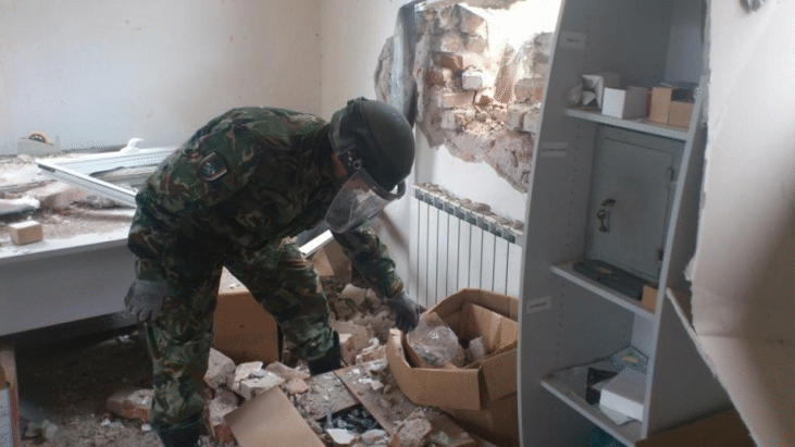 Военнослужещи от Сухопътните войски продължават да оказват помощ при ликвидиране на последствията от инцидента в завод „Миджур“ Военнослужещи от Сухопътните войски продължават да оказват помощ при ликвидиране на последствията от инцидента в завод „Миджур“