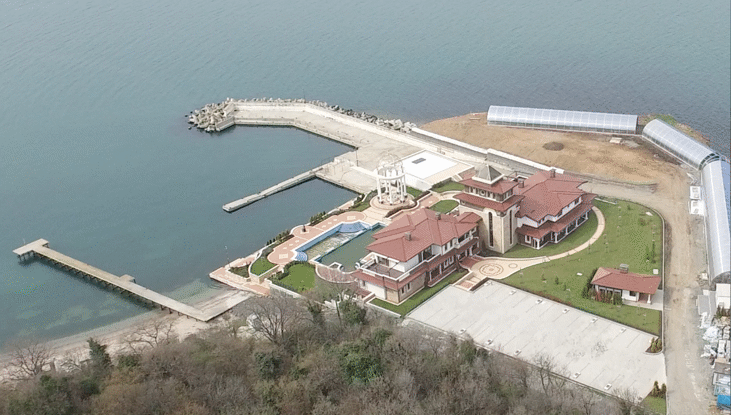 Плажът е нива, пристанище няма, пътят ще е затворен