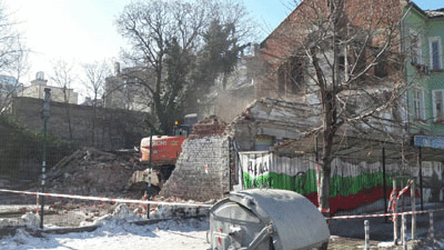 Премахната е опасна и рушаща се сграда на бул. „Тодор Александров“ № 21