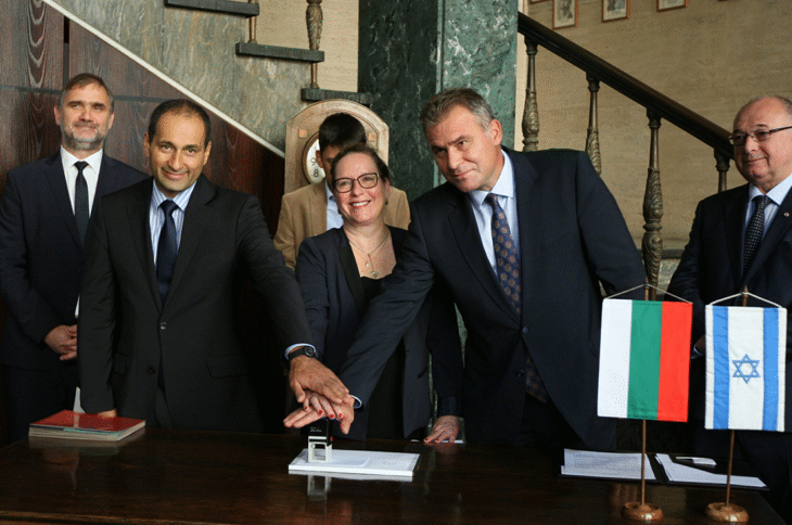 Заместник-министър Христо Ангеличин валидира пощенска марка по повод 25-ата годишнина от възстановяването на дипломатическите отношения между България и Израел