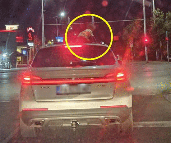 Установен е водачът на лек автомобил, от чийто люк се е показало малко дете