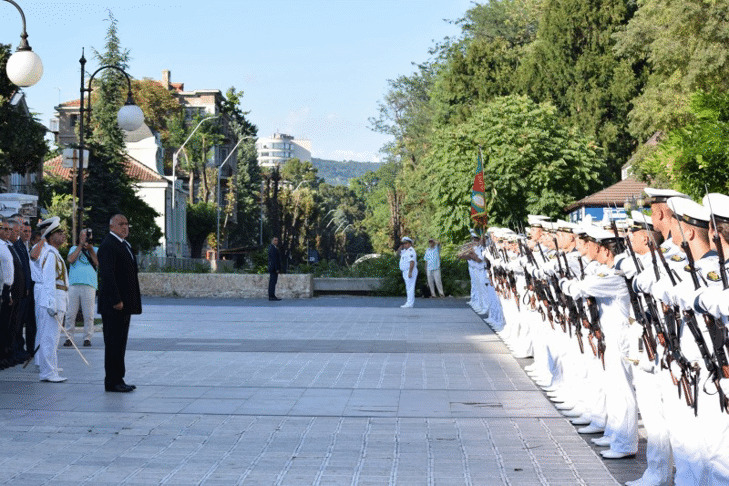 Заместник-министърът на отбраната Анатолий Величков и началникът на отбраната генерал Андрей Боцев поздравиха военнослужещи и цивилни служители по повод празника на Военноморските сили