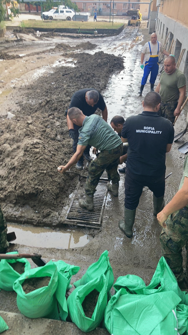 Аварийни екипи на Столична община оказват помощ на пострадалите от наводнението в Карлово