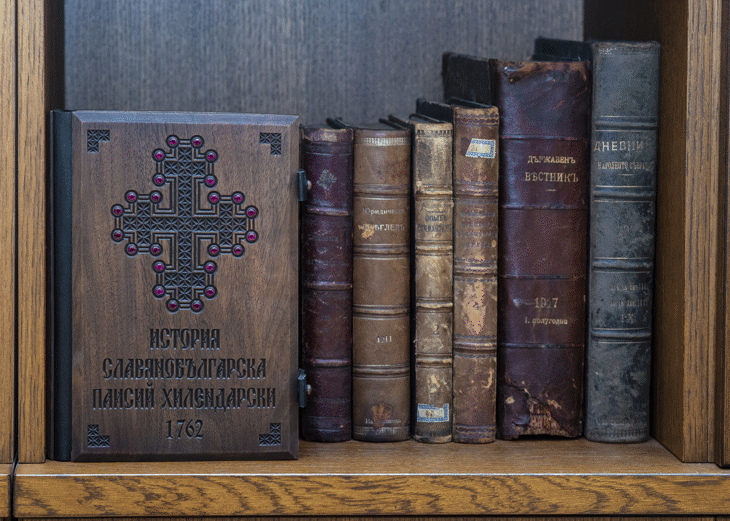 Районна прокуратура – Пловдив привлече като обвиняеми и задържа 29-годишен сириец и четирима българи за подпомагане на сирийци, афганистанци и мароканци да пребивават и преминават незаконно през страната