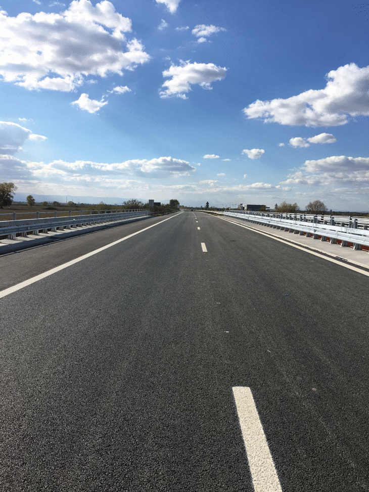 Временно движението се осъществява в активната и аварийна лента при км 165 в посока Бургас на АМ "Тракия"