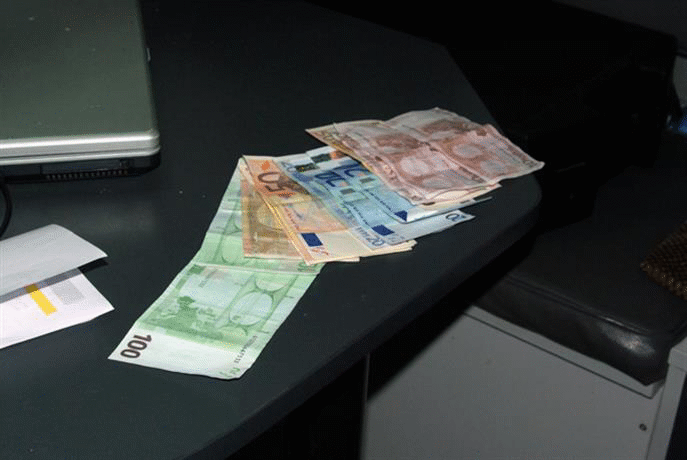 Двама служители на ДАИ са задържани от врачанските полицаи