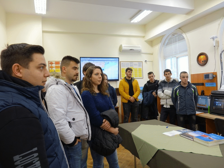 В Деня на отворените врати  десетки ученици и кандидат-курсанти посетиха Висшето военноморско училище „Н. Й. Вапцаров“ в гр. Варна