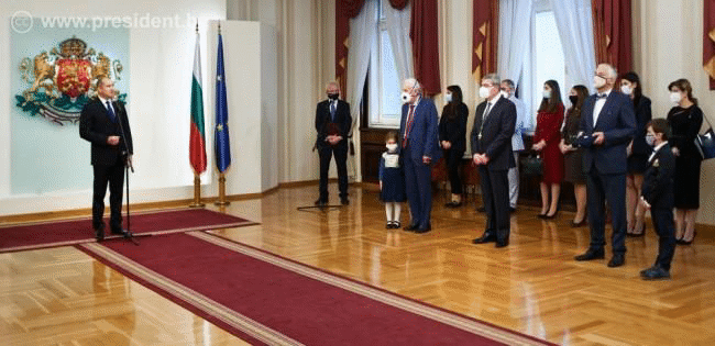 Президентът удостои с висши държавни отличия изявени българи в областта на медицината