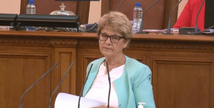 Министър Комитова: Категорично не съм спирала и няма да спирам никакво строителство на пътища