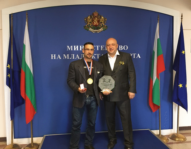 Красен Кралев връчи на европейския шампион по културизъм и фитнес Валентин Петков медал за специални заслуги към спорта