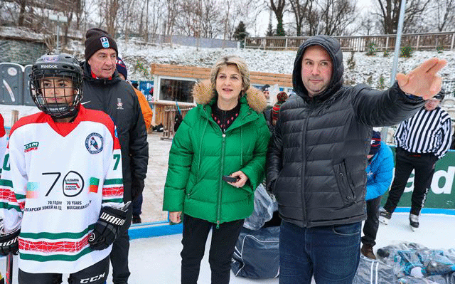 Весела Лечева пусна първата шайба на хокейния 
               фестивал „Зимна класика“