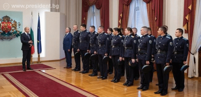 Президентът Радев: Младите хора, избрали професионална реализация в българската бойна авиация, са призвани да пазят и утвърждават нейната чест и слава