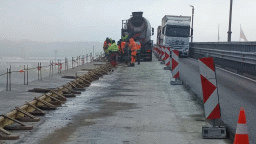 Монтира се отводнителният колектор и се обновява тротоарният блок при основния ремонт на Дунав мост при Русе