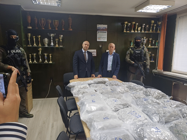 Окръжна прокуратура-Стара Загора привлече като обвиняем и задържа двама мъже за държане с цел разпространение на марихуана на стойност 2 900 000 лева и участие в организирана престъпна група