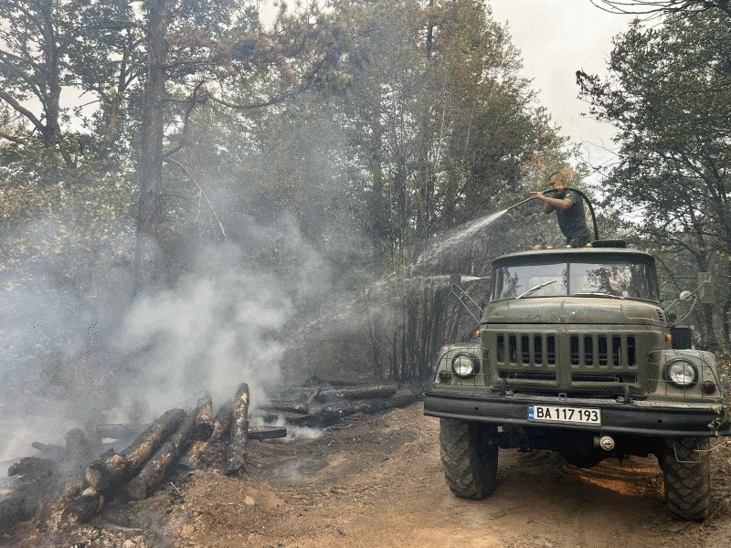 Военнослужещи от Сухопътните войски и от Военновъздушните сили и днес оказват помощ в борбата с огнената стихия