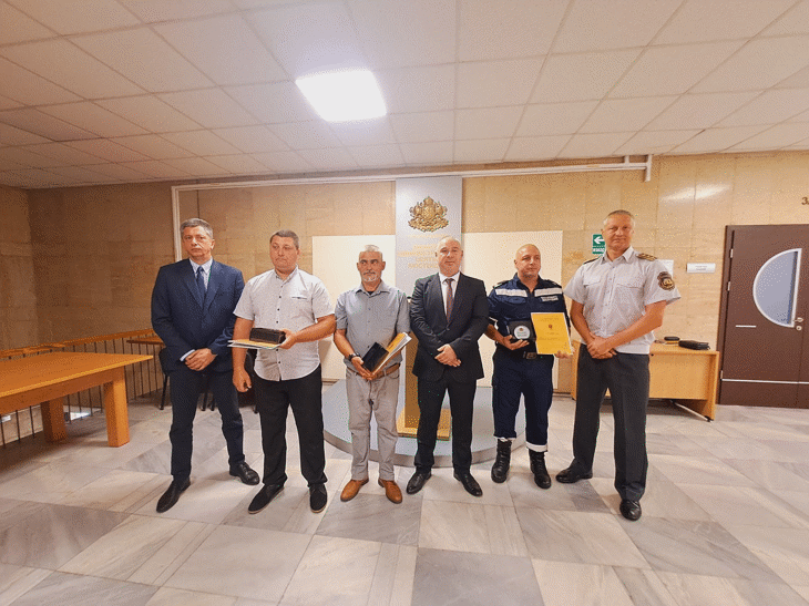 Пожарникар и доброволци получиха признание за участието си в издирвателната акция край село Пастух