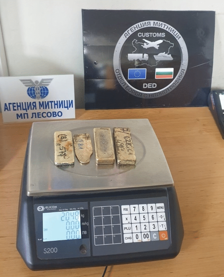 По искане на Окръжна прокуратура-Ямбол бе взета мярка за неотклонение „задържане под стража“ по отношение на жена, обвинена в опит за контрабандно пренасяне на над 2 килограма златни отливки
