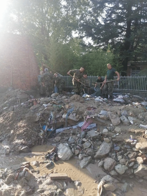 Военнослужещи от 61-а Стрямска механизирана бригада продължават да помагат на жителите на гр. Карлово след наводненията