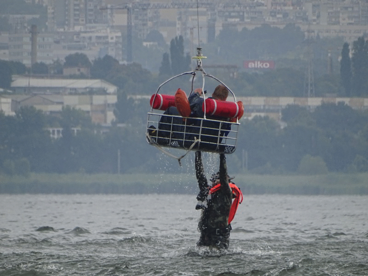 Успешно приключи тренировъчното занятие за оцеляване на летателен състав в морска среда и техники за евакуация