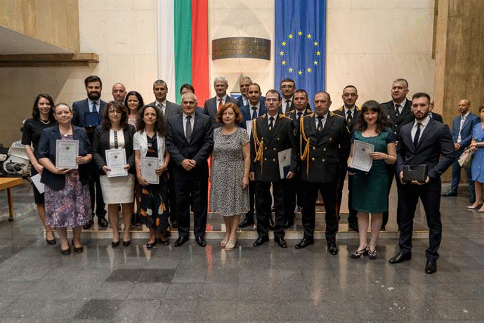 Министър Валентин Радев, политическото и професионалното ръководство на МВР наградиха служители за постигнати отлични професионални резултати