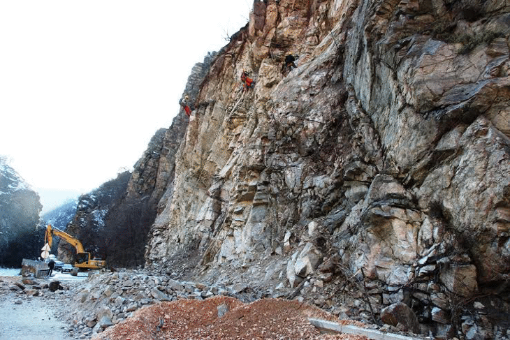 Очаква се до края на деня ще бъде отворен участъкът от  път II-84 - между Варвара и Велинград