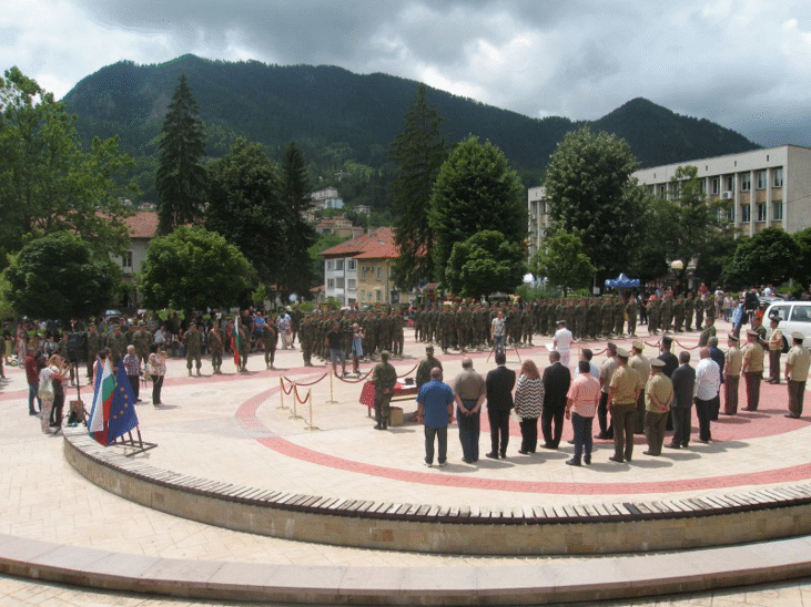 Тържествена церемония по посрещането на 35-ия контингент на Въоръжените сили на Република България